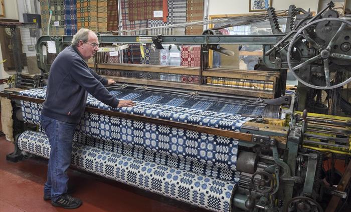 Weaving a Welsh tapestry bedspread